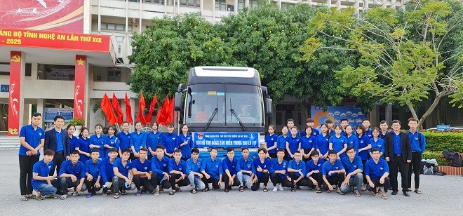 150 Sinh viên Nghệ An hỗ trợ nhân dân Hà Tĩnh khắc phục hậu quả sau mưa lũ - ảnh 1