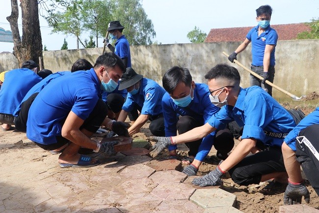 150 Sinh viên Nghệ An hỗ trợ nhân dân Hà Tĩnh khắc phục hậu quả sau mưa lũ - ảnh 2