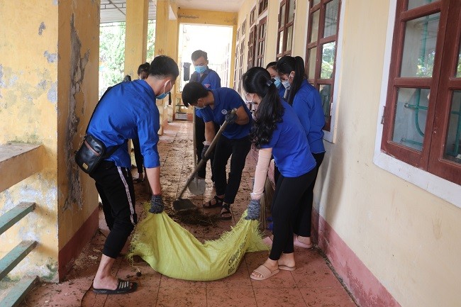 150 Sinh viên Nghệ An hỗ trợ nhân dân Hà Tĩnh khắc phục hậu quả sau mưa lũ - ảnh 4