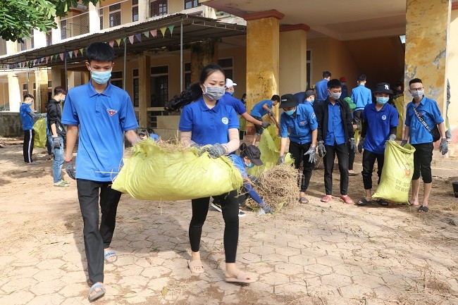 150 Sinh viên Nghệ An hỗ trợ nhân dân Hà Tĩnh khắc phục hậu quả sau mưa lũ - ảnh 5