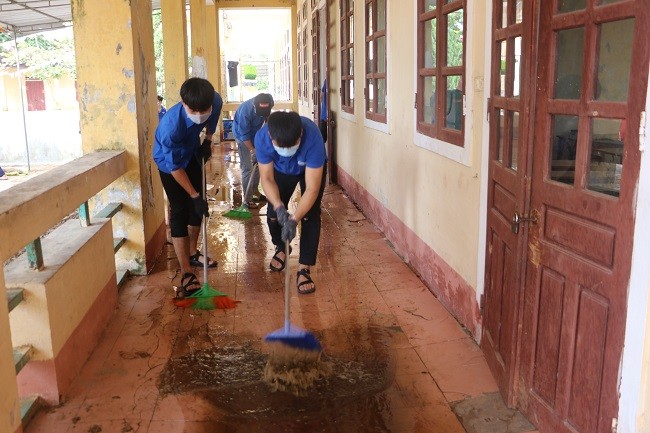150 Sinh viên Nghệ An hỗ trợ nhân dân Hà Tĩnh khắc phục hậu quả sau mưa lũ - ảnh 6