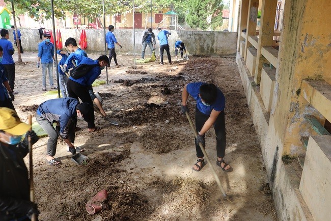 150 Sinh viên Nghệ An hỗ trợ nhân dân Hà Tĩnh khắc phục hậu quả sau mưa lũ - ảnh 3