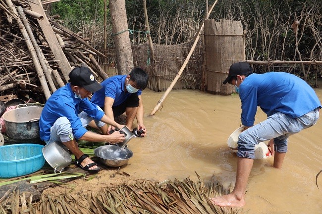 150 Sinh viên Nghệ An hỗ trợ nhân dân Hà Tĩnh khắc phục hậu quả sau mưa lũ - ảnh 11