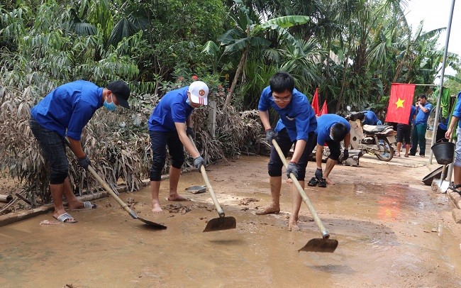 150 Sinh viên Nghệ An hỗ trợ nhân dân Hà Tĩnh khắc phục hậu quả sau mưa lũ - ảnh 8
