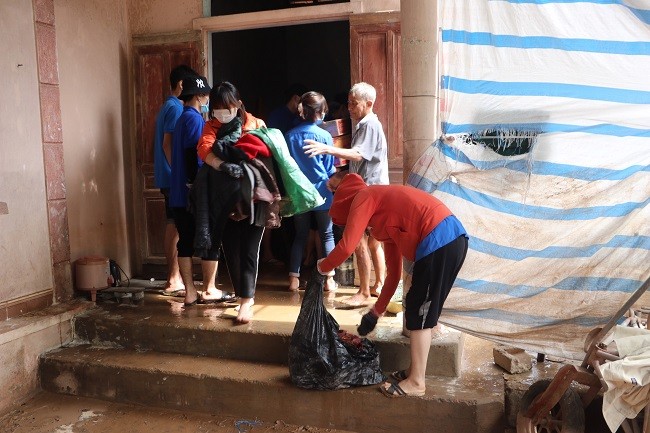 150 Sinh viên Nghệ An hỗ trợ nhân dân Hà Tĩnh khắc phục hậu quả sau mưa lũ - ảnh 10