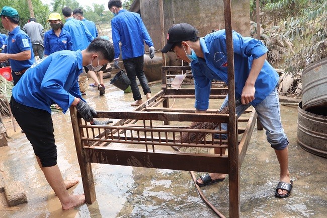 150 Sinh viên Nghệ An hỗ trợ nhân dân Hà Tĩnh khắc phục hậu quả sau mưa lũ - ảnh 9