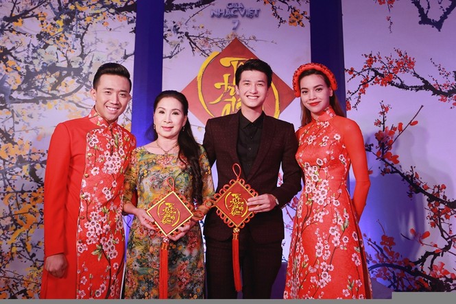 Trấn Thành hôn thắm thiết Hồ Ngọc Hà khi cùng làm MC - ảnh 5