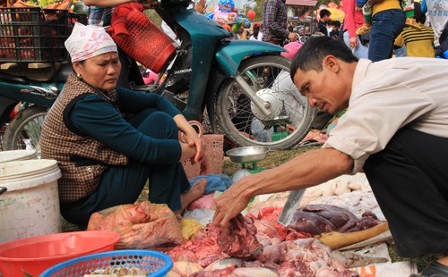 Hàng nghìn người đổ về chợ 'choảng' nhau cầu may ở xứ Thanh - ảnh 2