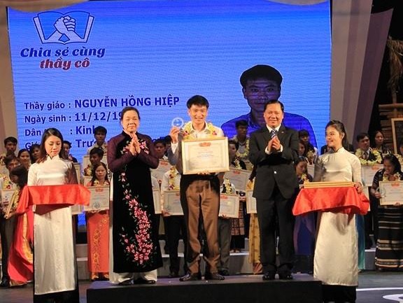 Thầy giáo vùng biên dạy học trò bằng 5 thứ tiếng - ảnh 2