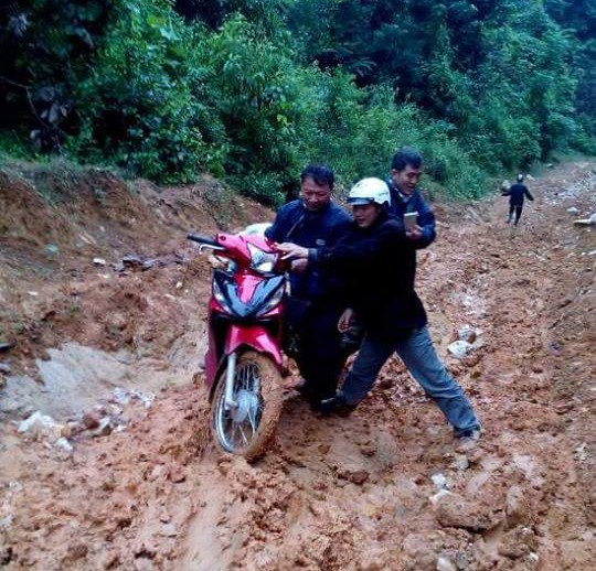Thầy giáo vùng biên dạy học trò bằng 5 thứ tiếng - ảnh 1