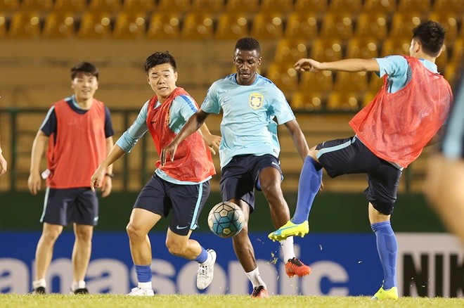 CĐV đổ xô đến sân Bình Dương săn cựu ngôi sao Chelsea - ảnh 7