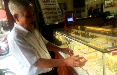 TP HCM: Kẻ cướp đập tủ kính, gom vàng trong 5 giây - ảnh 1