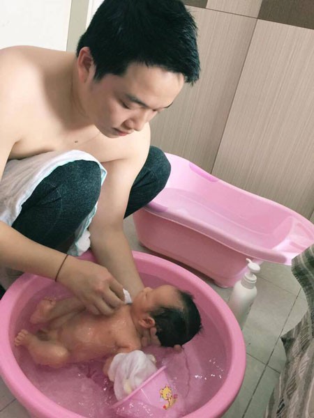 Chàng trai thành 'soái ca' sau 2 tháng chăm vợ đẻ - ảnh 3