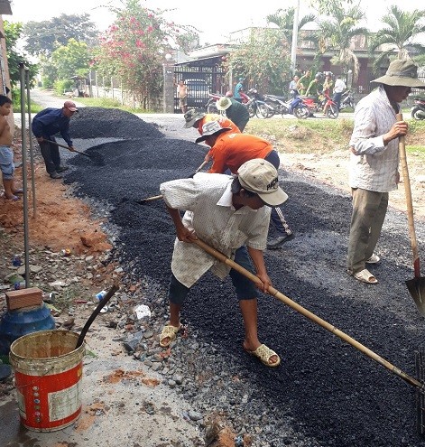 Vụ bị còng tay khi bỏ 200 triệu đồng làm đường: Chính quyền nói gì? - ảnh 1