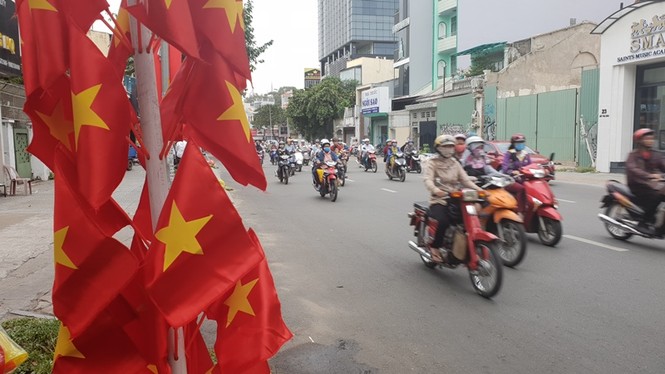 CĐV Sài Gòn háo hức chờ cổ vũ Olympic Việt Nam vượt 'ải' Syria - ảnh 13