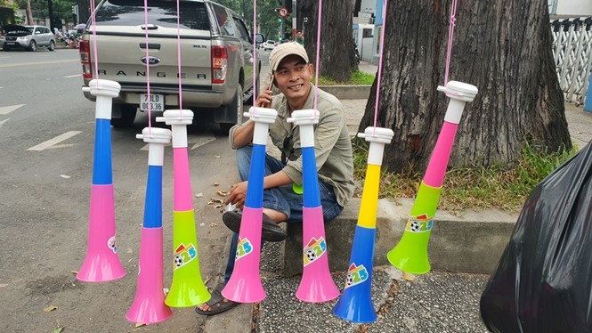 CĐV Sài Gòn háo hức chờ cổ vũ Olympic Việt Nam vượt 'ải' Syria - ảnh 6