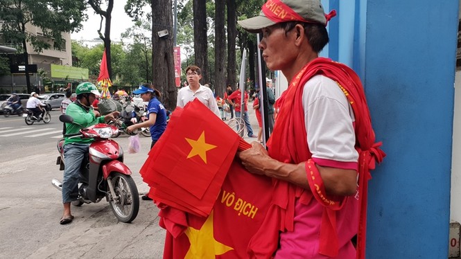 CĐV Sài Gòn háo hức chờ cổ vũ Olympic Việt Nam vượt 'ải' Syria - ảnh 19