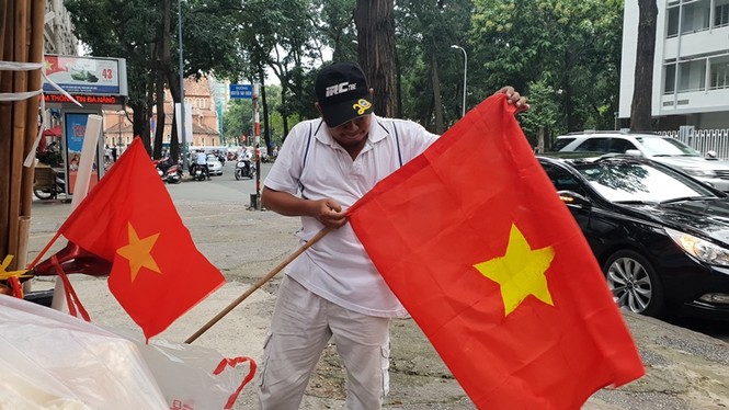 CĐV Sài Gòn háo hức chờ cổ vũ Olympic Việt Nam vượt 'ải' Syria - ảnh 16