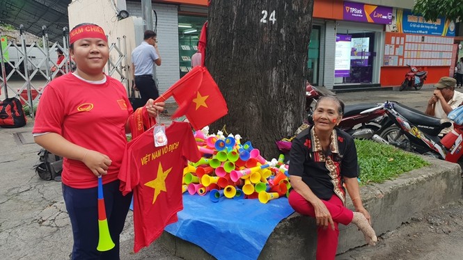 CĐV Sài Gòn háo hức chờ cổ vũ Olympic Việt Nam vượt 'ải' Syria - ảnh 1