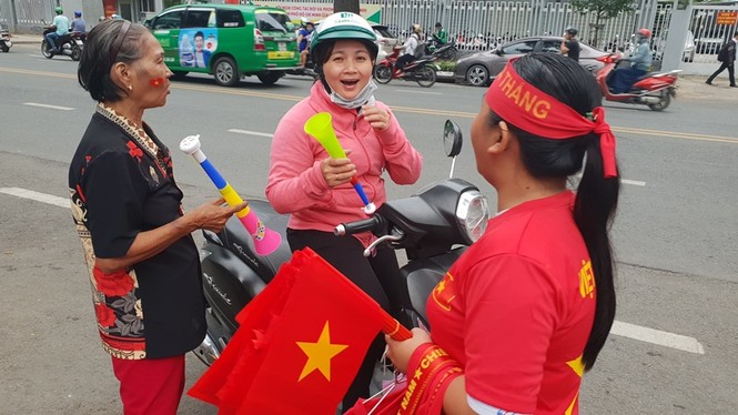CĐV Sài Gòn háo hức chờ cổ vũ Olympic Việt Nam vượt 'ải' Syria - ảnh 8