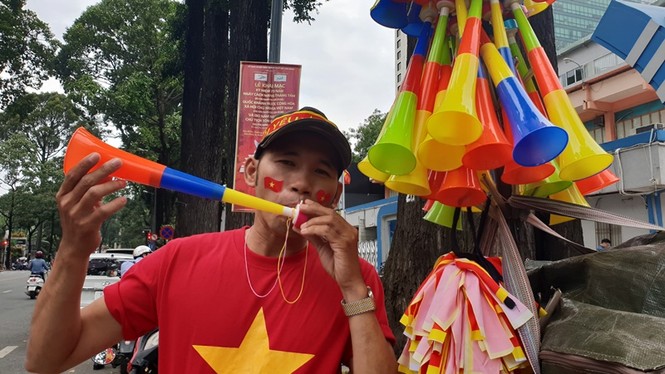 CĐV Sài Gòn háo hức chờ cổ vũ Olympic Việt Nam vượt 'ải' Syria - ảnh 4
