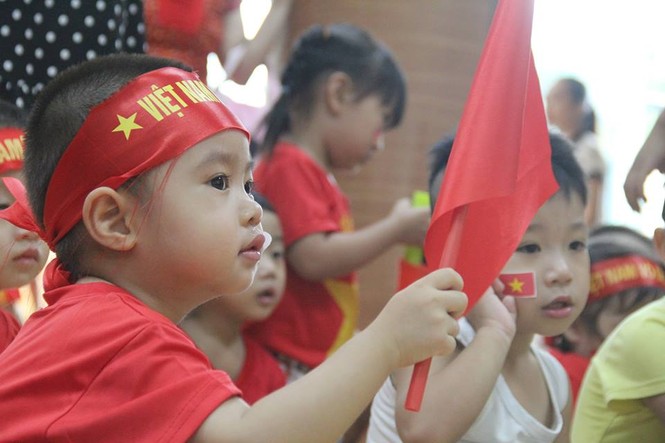 Cổ động viên nhí Sài Gòn cổ vũ hết mình cho Olympic Việt Nam - ảnh 15