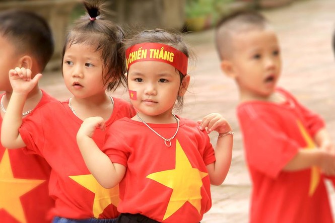 Cổ động viên nhí Sài Gòn cổ vũ hết mình cho Olympic Việt Nam - ảnh 17