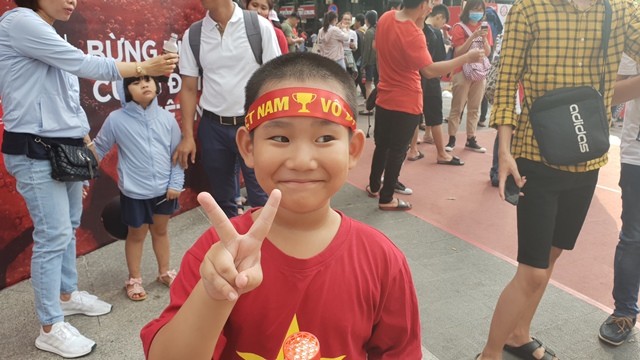 Cổ động viên nhí Sài Gòn cổ vũ hết mình cho Olympic Việt Nam - ảnh 1