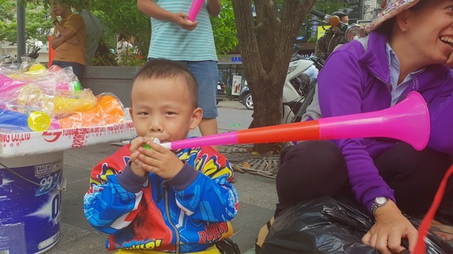 Cổ động viên nhí Sài Gòn cổ vũ hết mình cho Olympic Việt Nam - ảnh 5