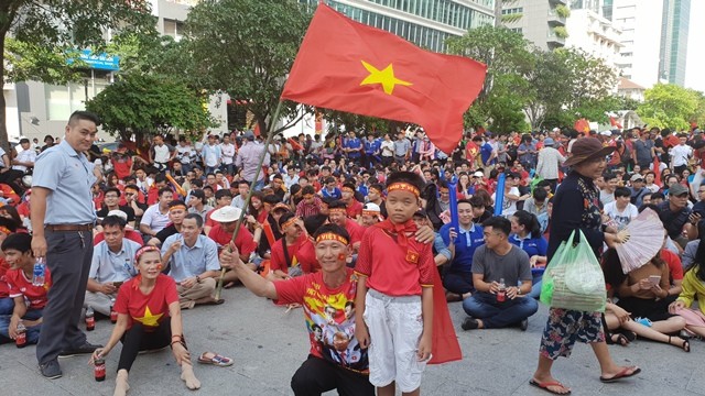 Cổ động viên nhí Sài Gòn cổ vũ hết mình cho Olympic Việt Nam - ảnh 6
