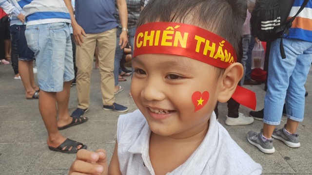 Cổ động viên nhí Sài Gòn cổ vũ hết mình cho Olympic Việt Nam - ảnh 7