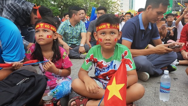 Cổ động viên nhí Sài Gòn cổ vũ hết mình cho Olympic Việt Nam - ảnh 9