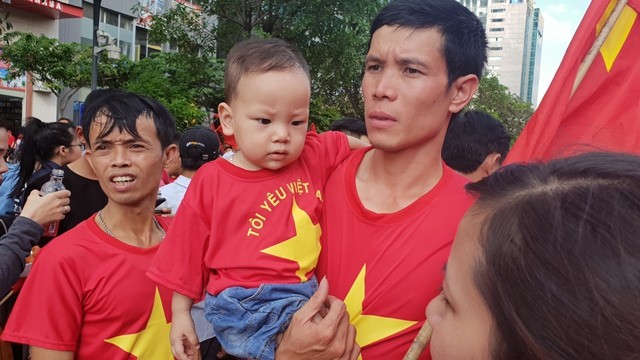 Cổ động viên nhí Sài Gòn cổ vũ hết mình cho Olympic Việt Nam - ảnh 13