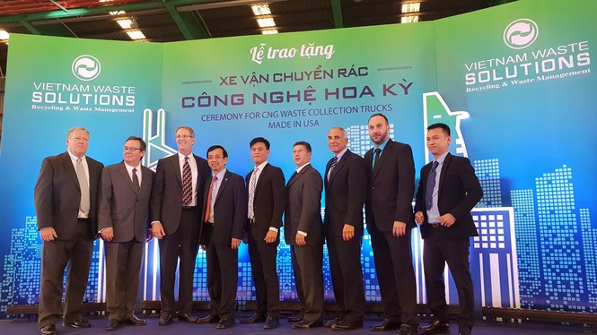 Xe chở rác hiện đại từ Mỹ có mặt ở Việt Nam - ảnh 16