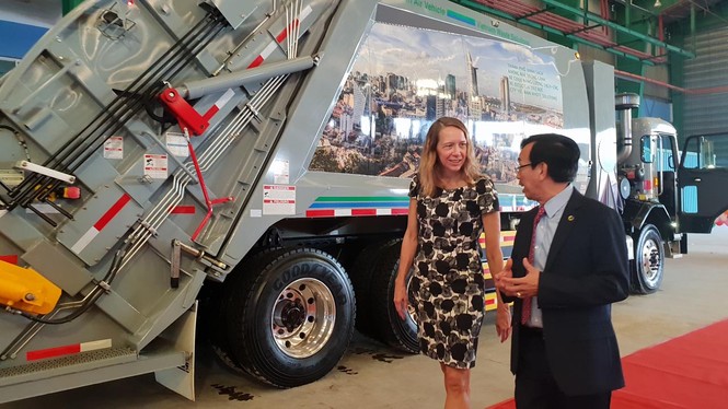 Xe chở rác hiện đại từ Mỹ có mặt ở Việt Nam - ảnh 12