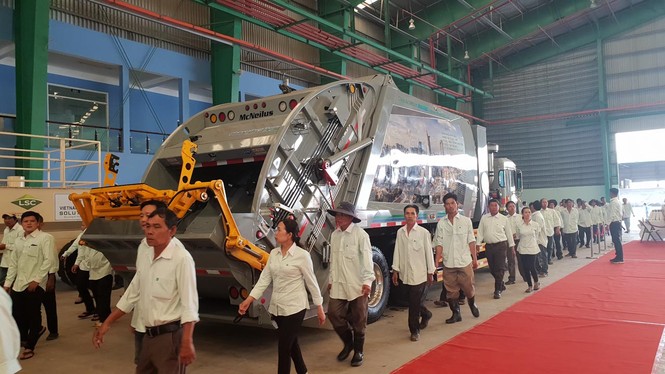 Xe chở rác hiện đại từ Mỹ có mặt ở Việt Nam - ảnh 11