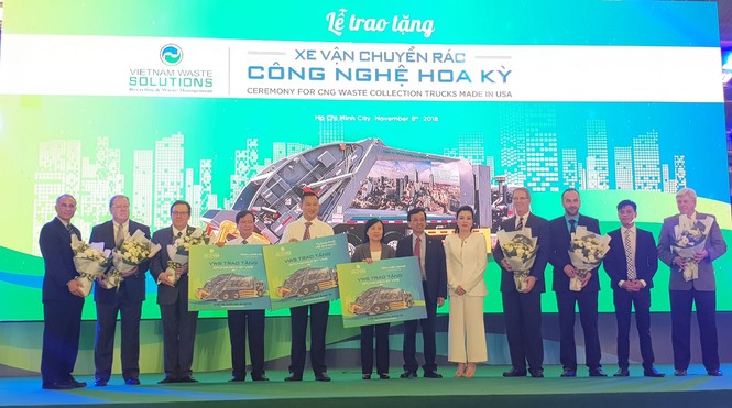 Xe chở rác hiện đại từ Mỹ có mặt ở Việt Nam - ảnh 17