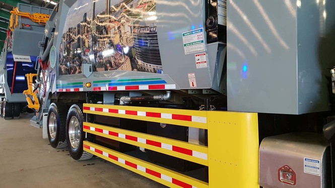 Xe chở rác hiện đại từ Mỹ có mặt ở Việt Nam - ảnh 4
