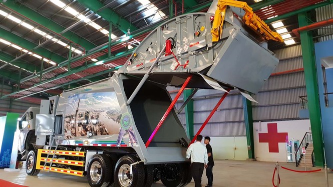 Xe chở rác hiện đại từ Mỹ có mặt ở Việt Nam - ảnh 5