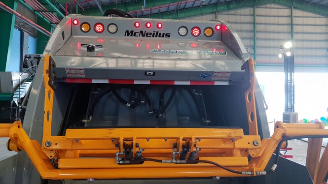 Xe chở rác hiện đại từ Mỹ có mặt ở Việt Nam - ảnh 6