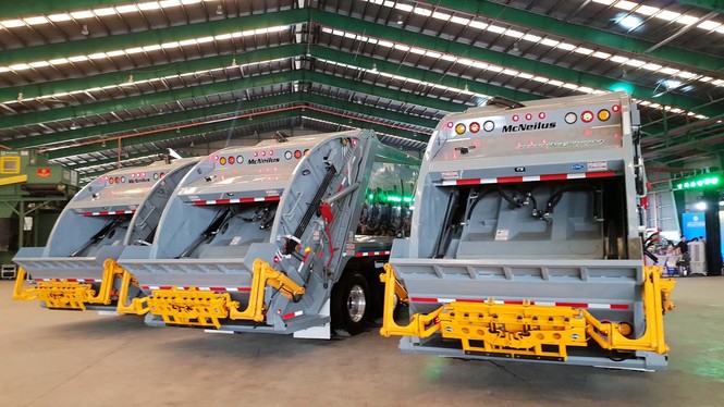 Xe chở rác hiện đại từ Mỹ có mặt ở Việt Nam - ảnh 1