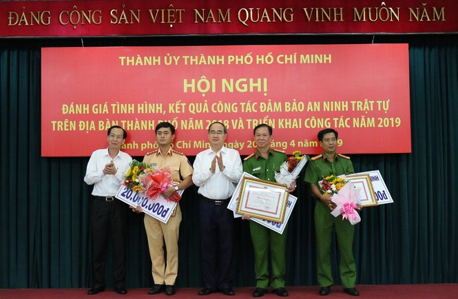 Bí thư Thành ủy TPHCM khen thưởng vụ bắt 1,1 tấn ma túy - ảnh 1