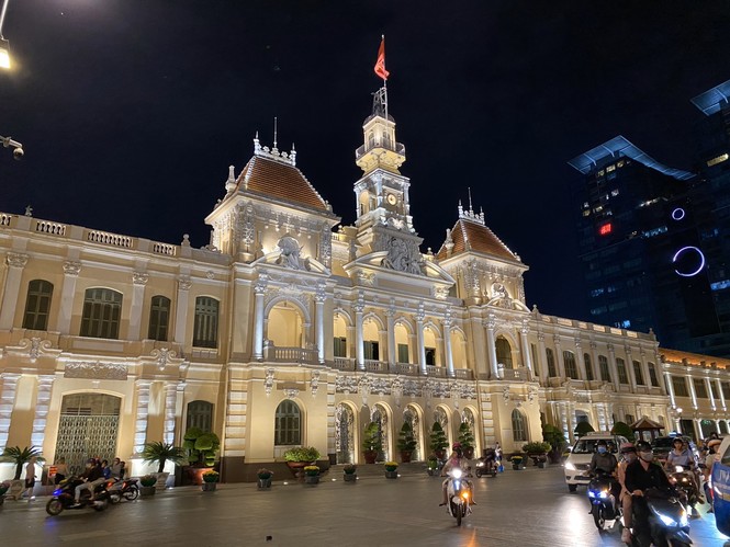 Rộn ràng chờ đón năm mới ở TPHCM - ảnh 1