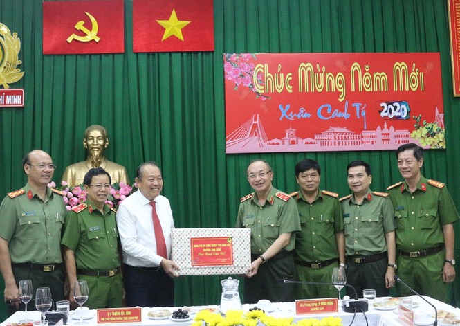 Phó Thủ tướng Thường trực Trương Hoà Bình thăm, chúc Tết Công an TPHCM - ảnh 1