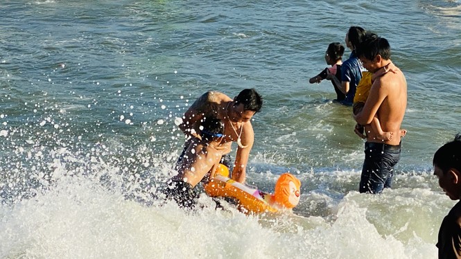 Bãi biển Phan Thiết chật kín người ngày mùng 4 Tết - ảnh 2