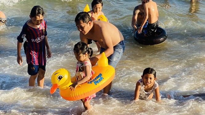 Bãi biển Phan Thiết chật kín người ngày mùng 4 Tết - ảnh 1