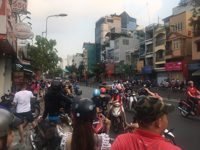 Thanh niên nghi ngáo đá ôm vật giống lựu đạn ở gần ngân hàng Đông Á - ảnh 1