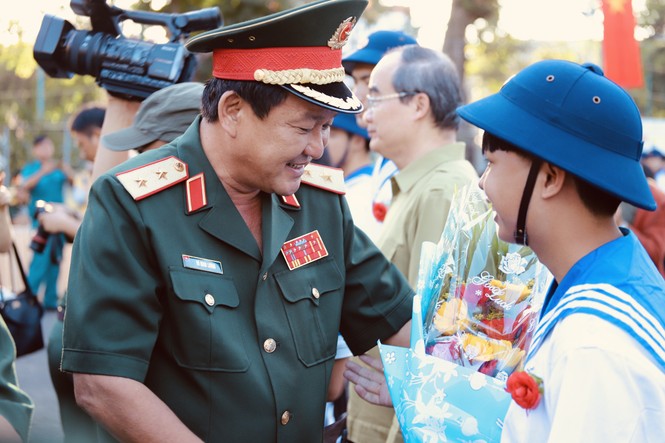 Nam thanh nữ tú TPHCM nhập ngũ | Giới trẻ 8 Nam thanh nữ tú TPHCM nhập ngũ - ảnh 2