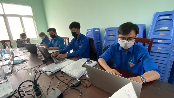 Áo xanh nơi tuyến đầu chống dịch Covid-19 - ảnh 1