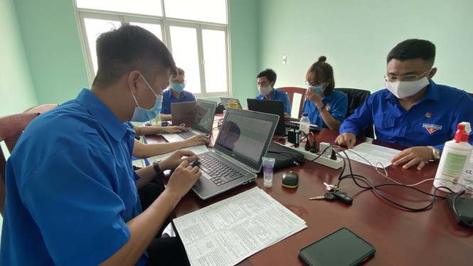 Áo xanh nơi tuyến đầu chống dịch Covid-19 - ảnh 2